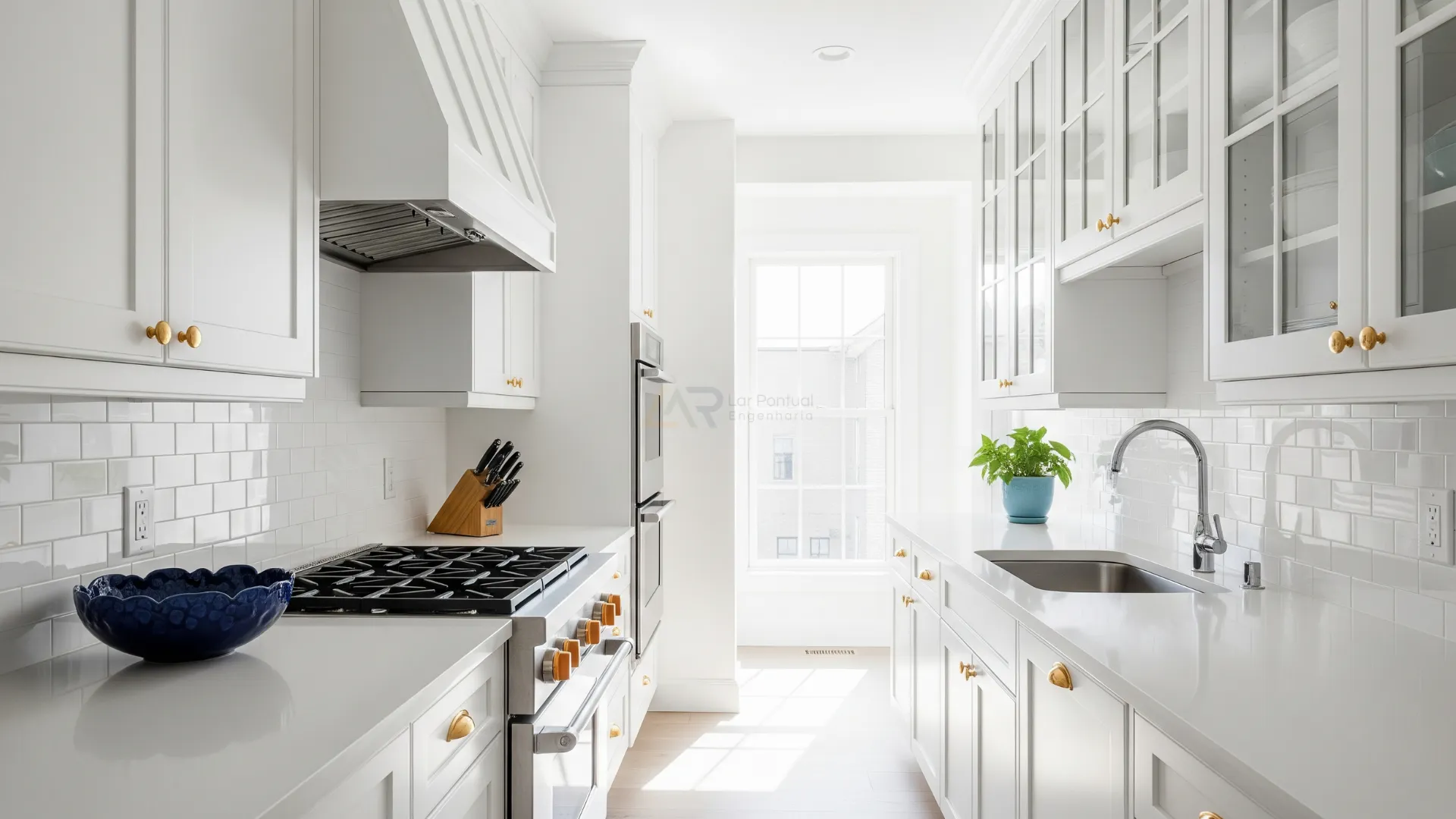 Cozinha pequena branca e madeira