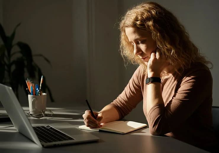 Imagem de uma pessoa fazendo anotações em um caderno