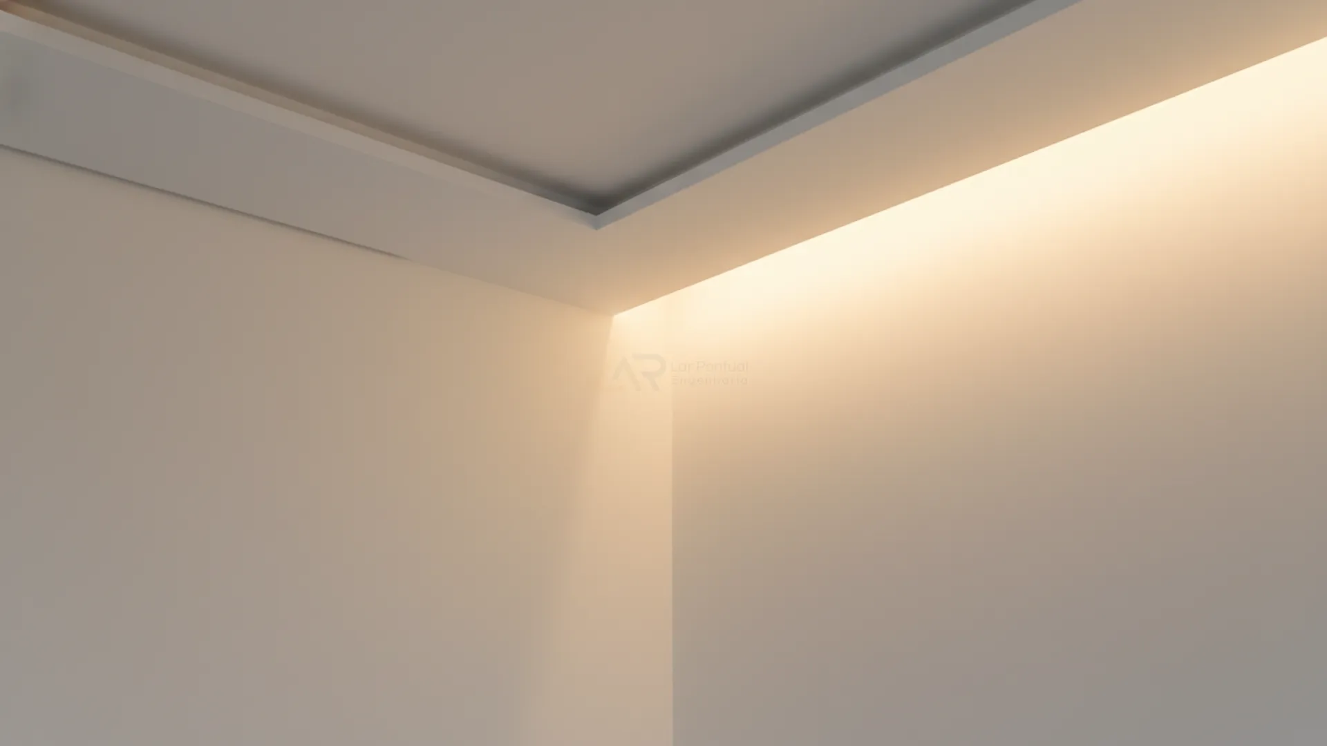 Detalhe de sanca de gesso com iluminação indireta de LED integrada ao forro de drywall